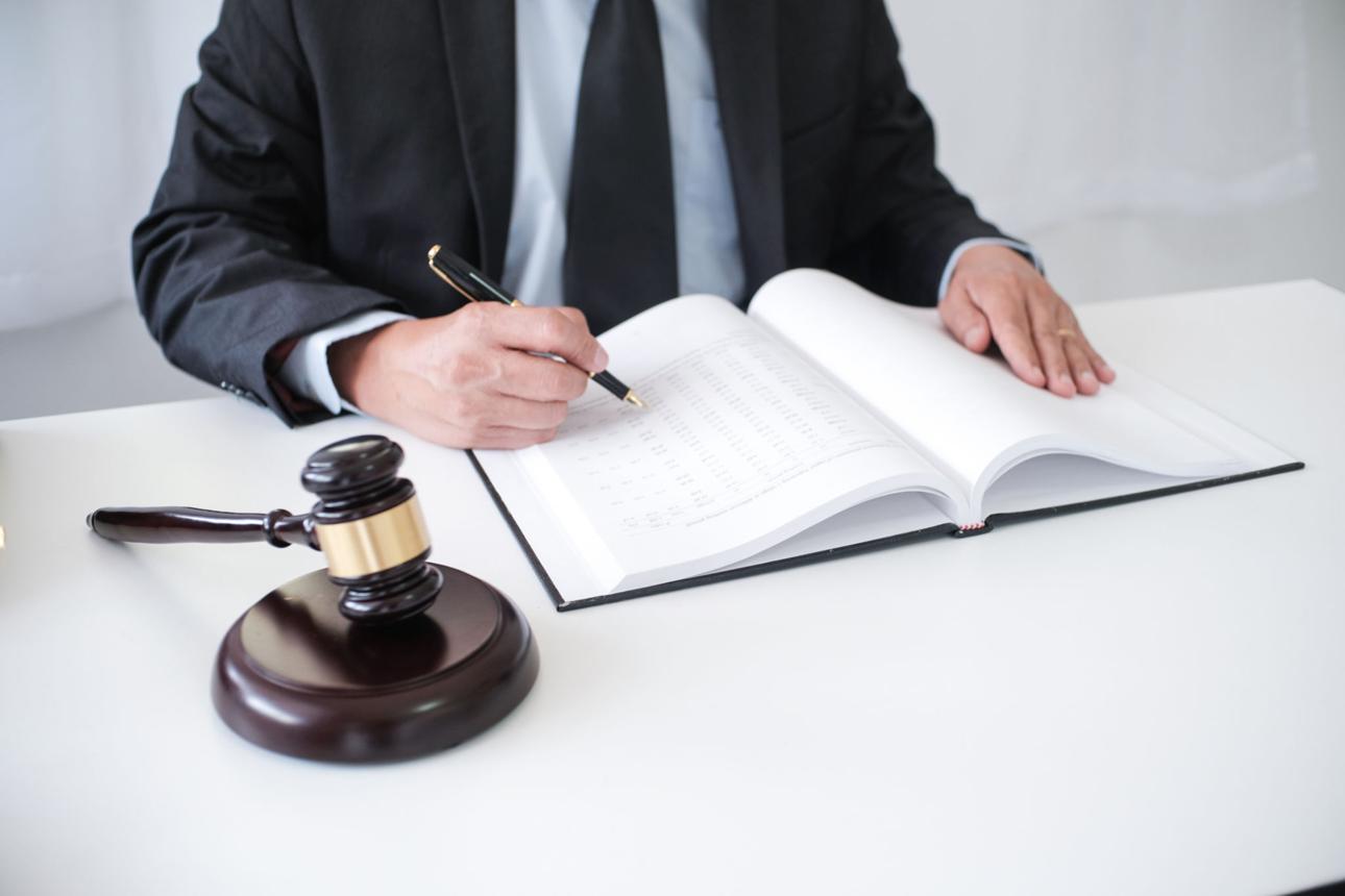 Best Contract Drafting Lawyer in Lucknow - Advocate Anurag Arora